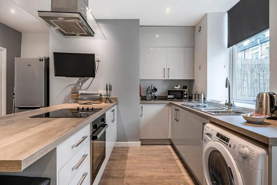 Kitchen or kitchenette, stove, toaster, washing machine