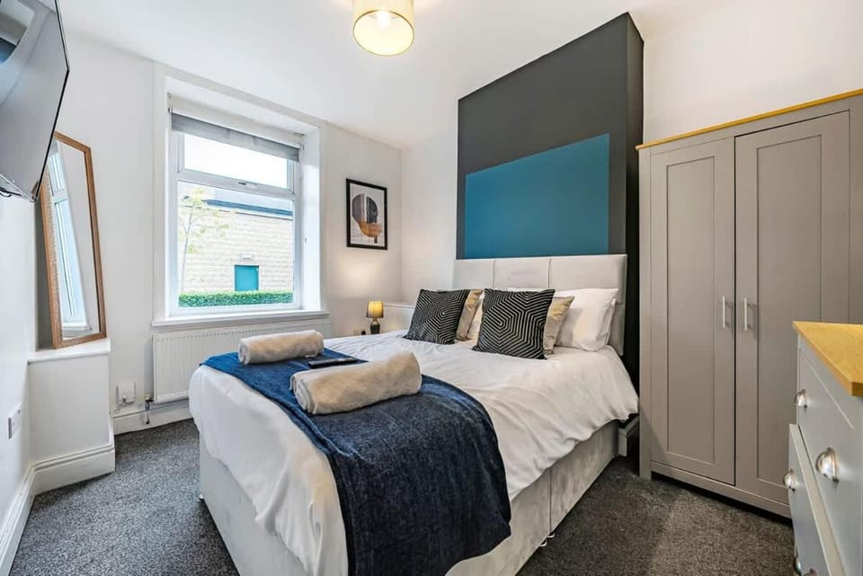 Bed, Bedroom, towels, wardrobe