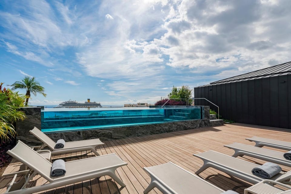 Swimming pool, sunbed