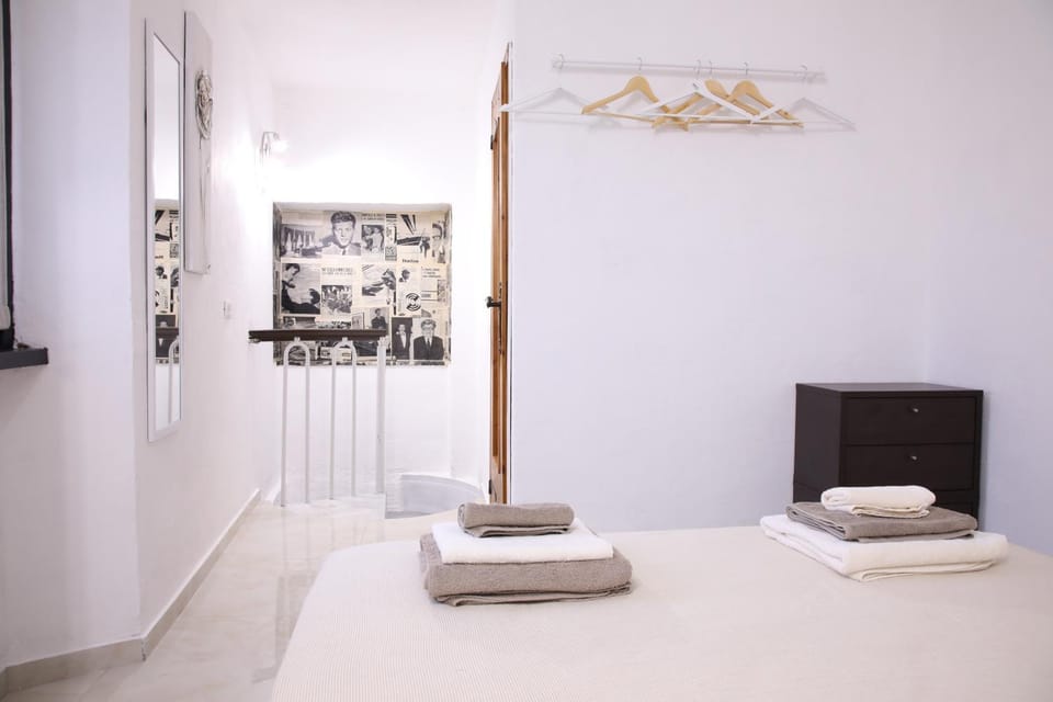 Photo of the whole room, Bedroom, towels