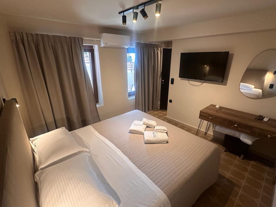 Bed, TV and multimedia, Bedroom, towels