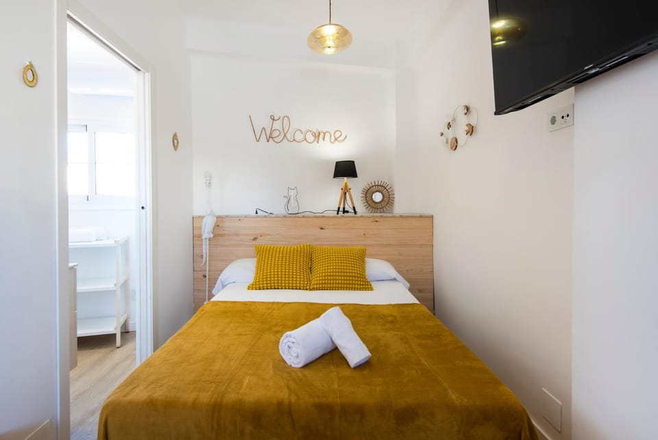 Bed, TV and multimedia, Photo of the whole room, towels