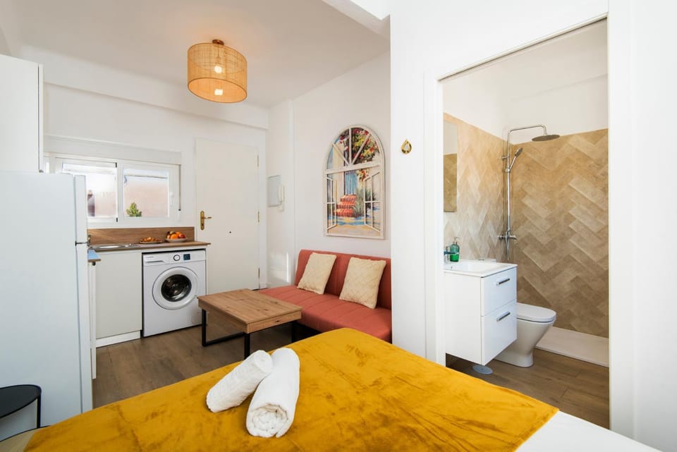 Shower, Bathroom, towels, washing machine