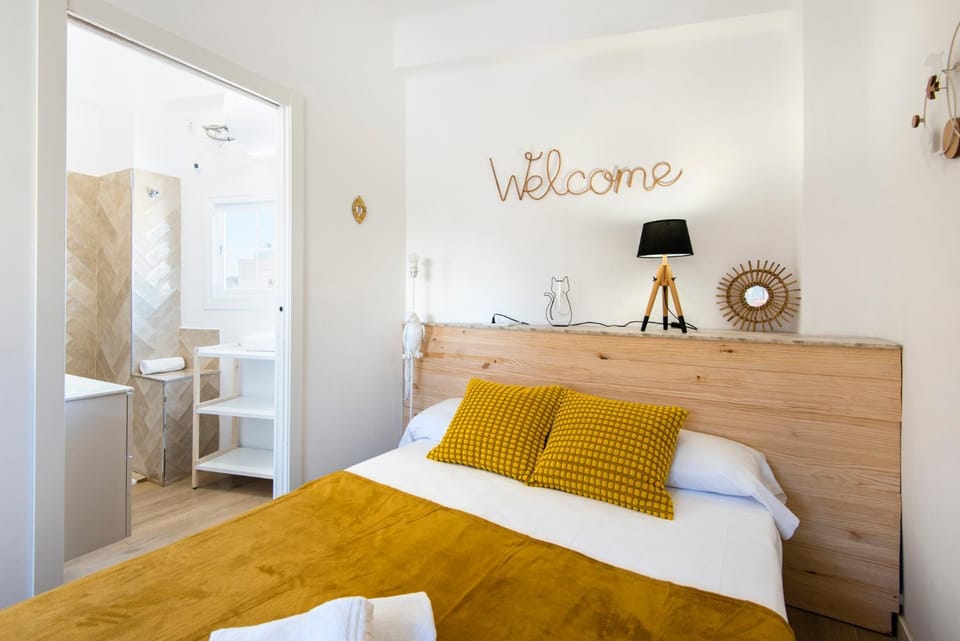 Photo of the whole room, Bedroom
