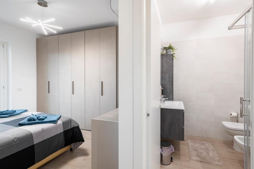 Shower, Toilet, Bed, Bathroom, Photo of the whole room, Bedroom, towels, wardrobe
