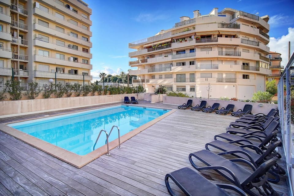 Swimming pool, sunbed