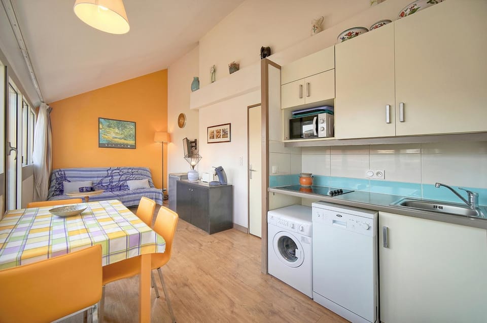 Kitchen or kitchenette, Dining area, dishwasher, stove, washing machine