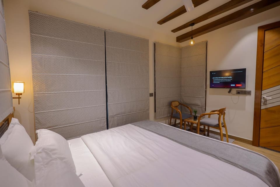 Bed, TV and multimedia, Photo of the whole room, Bedroom