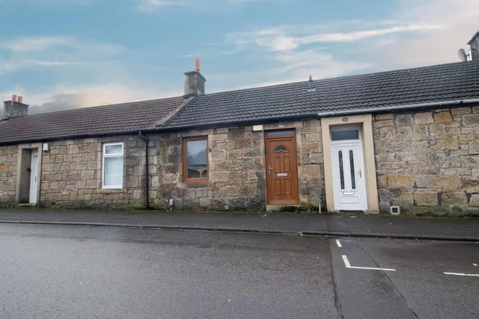 The Larky - Modern 2 Bed Cottage in Larkhall House in Scotland