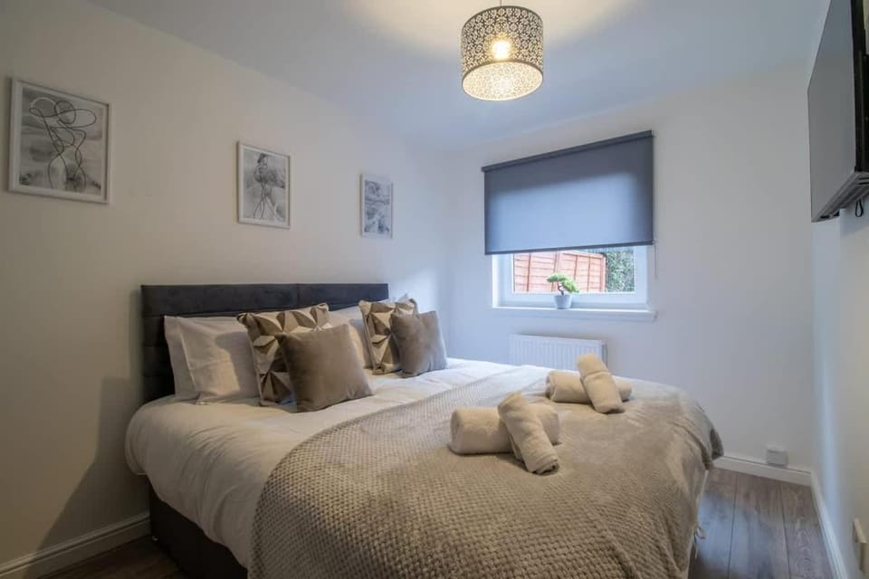 The Larky - Modern 2 Bed Cottage in Larkhall House in Scotland