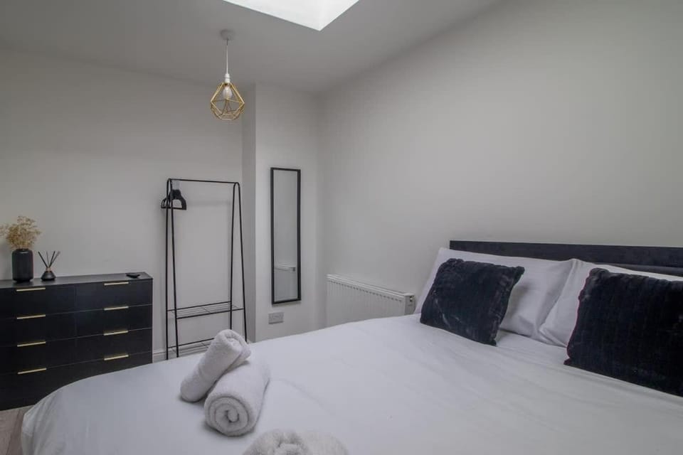 The Larky - Modern 2 Bed Cottage in Larkhall House in Scotland