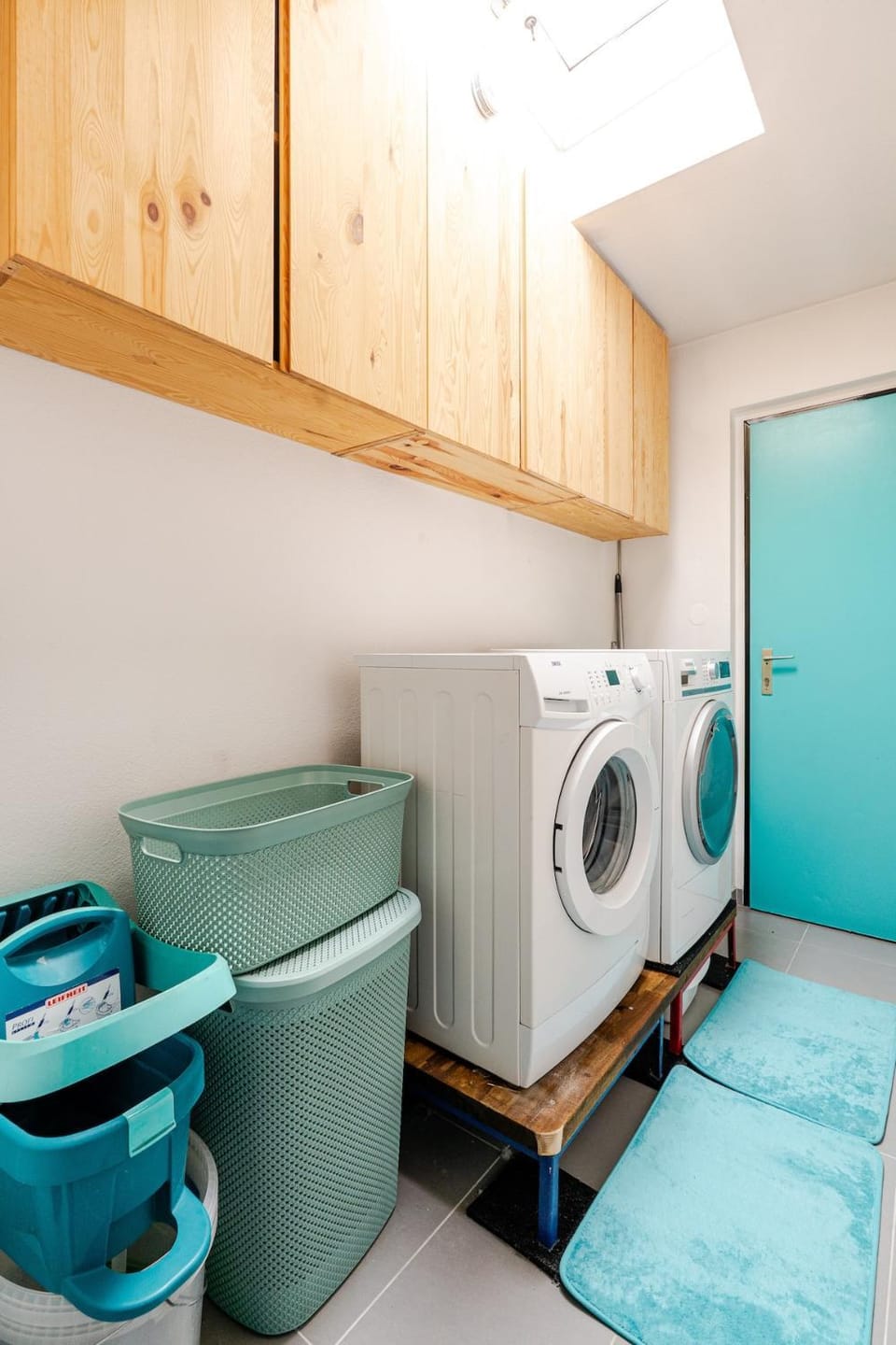 Photo of the whole room, washing machine, dryer
