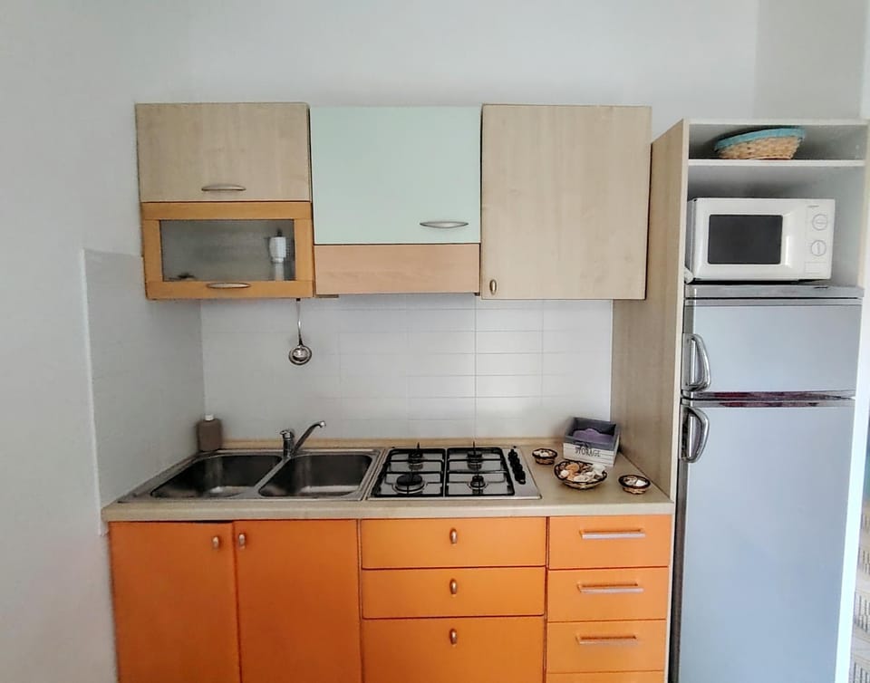 Kitchen or kitchenette, microwave, kitchen
