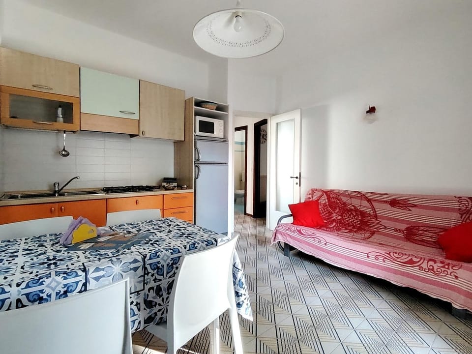 Kitchen or kitchenette, microwave, kitchen
