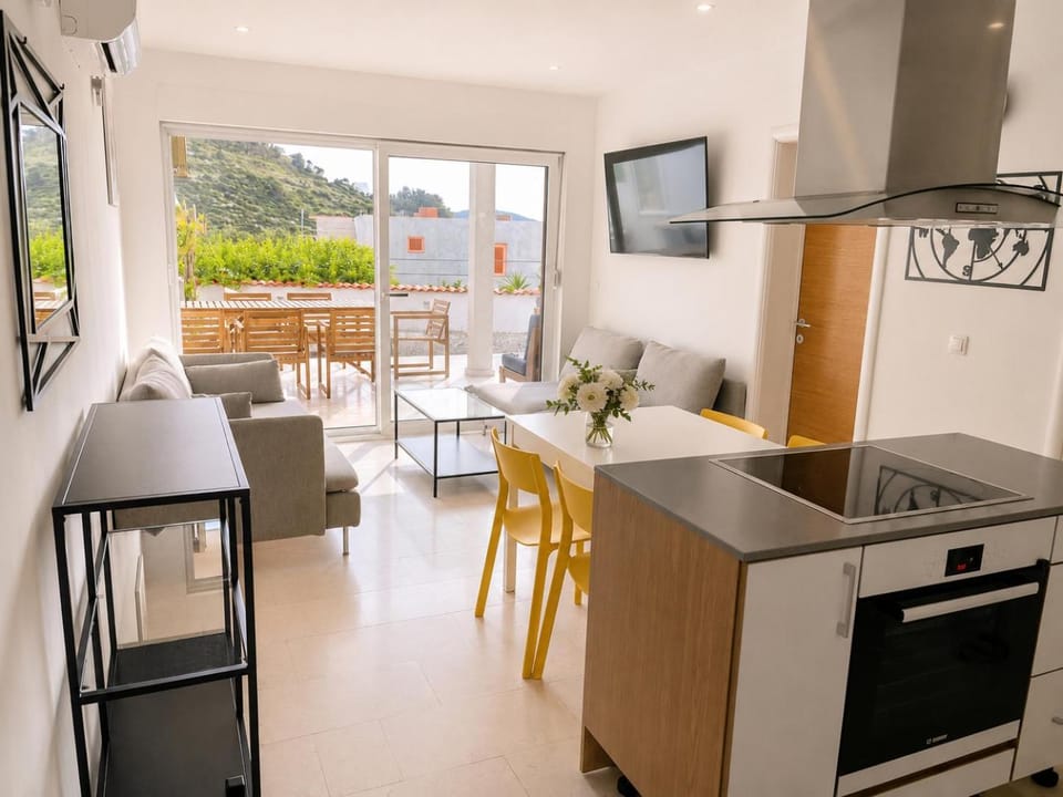 Communal lounge/ TV room, Balcony/Terrace, Balcony/Terrace, Kitchen or kitchenette, Living room, oven, kitchen