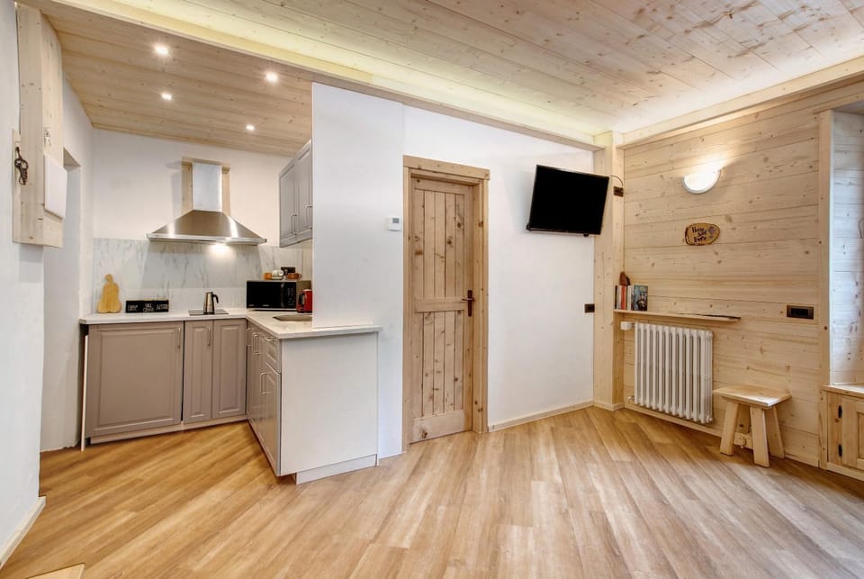 Kitchen or kitchenette, Living room