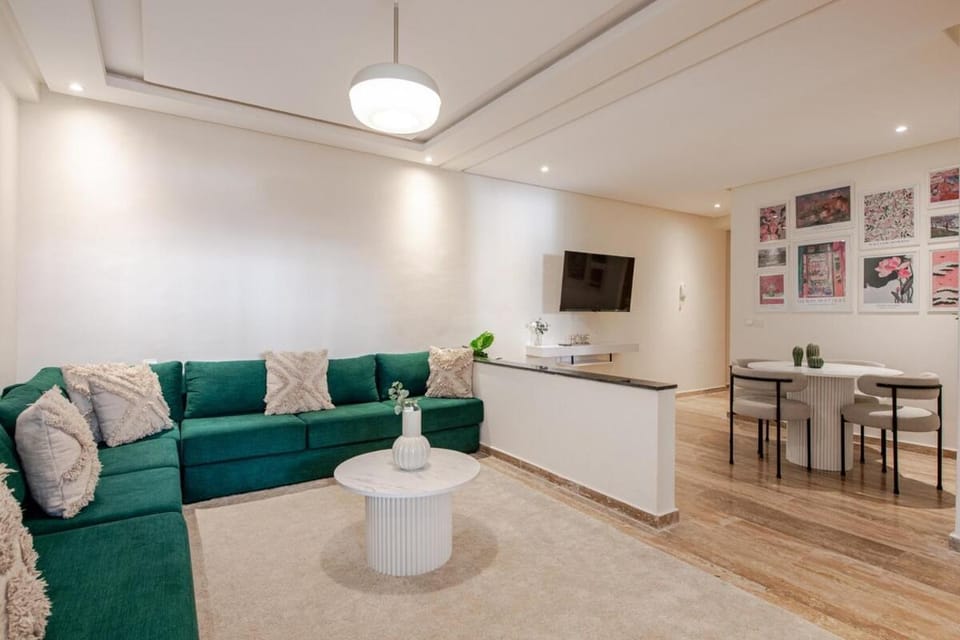 TV and multimedia, Kitchen or kitchenette, Living room, Seating area, Dining area
