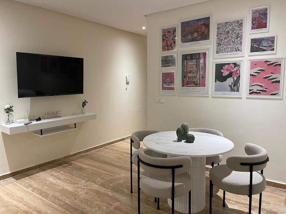 TV and multimedia, Seating area, Dining area