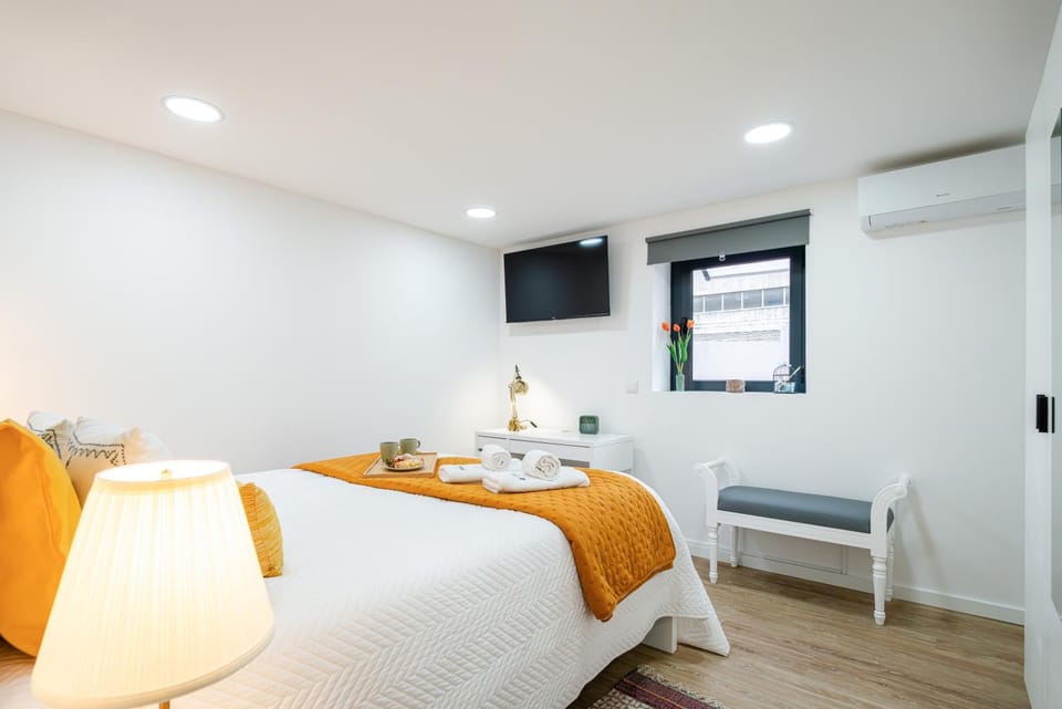 Bed, TV and multimedia, Bedroom