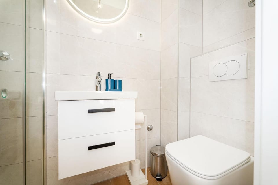 Shower, Toilet