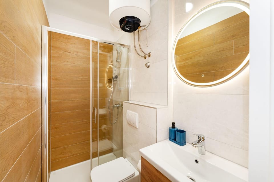 Shower, Toilet, towels