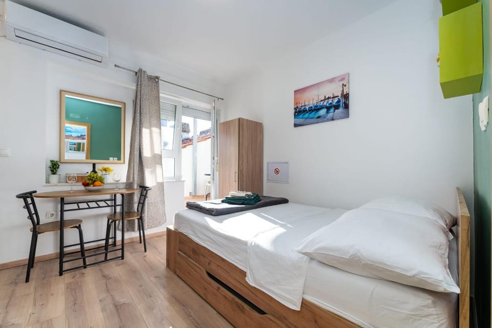 Bed, TV and multimedia, Bedroom, towels, air conditioner