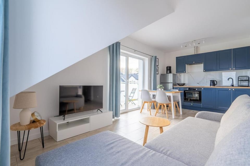 TV and multimedia, Kitchen or kitchenette, Living room, Dining area, stove