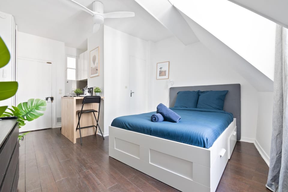 Bed, Dining area