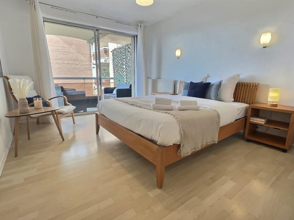 Bed, Bedroom, towels