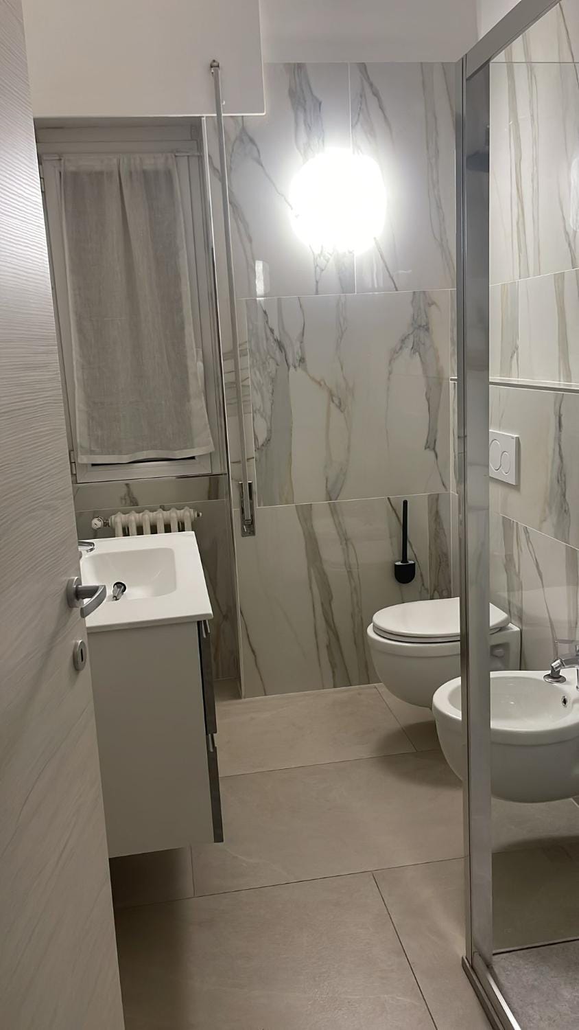 Shower, Toilet, Bathroom, bidet, towels