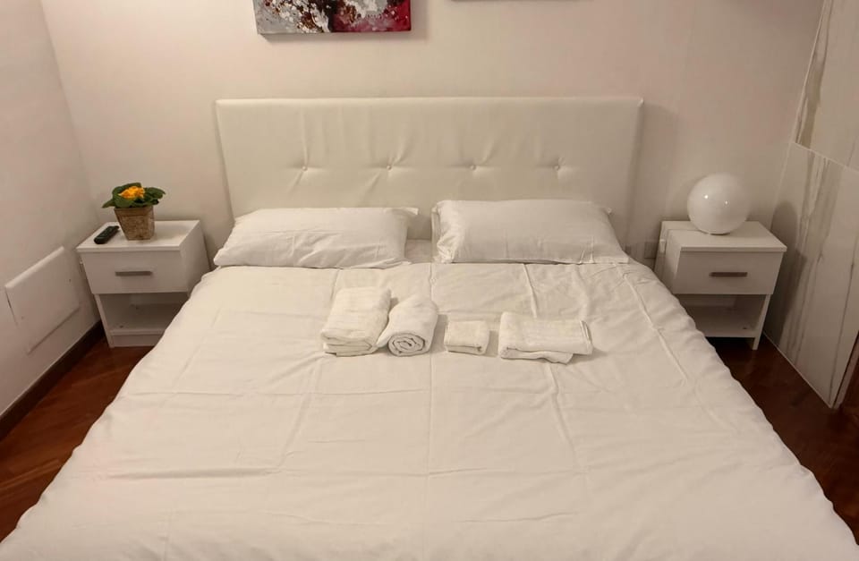 Bed, Photo of the whole room, Bedroom, towels