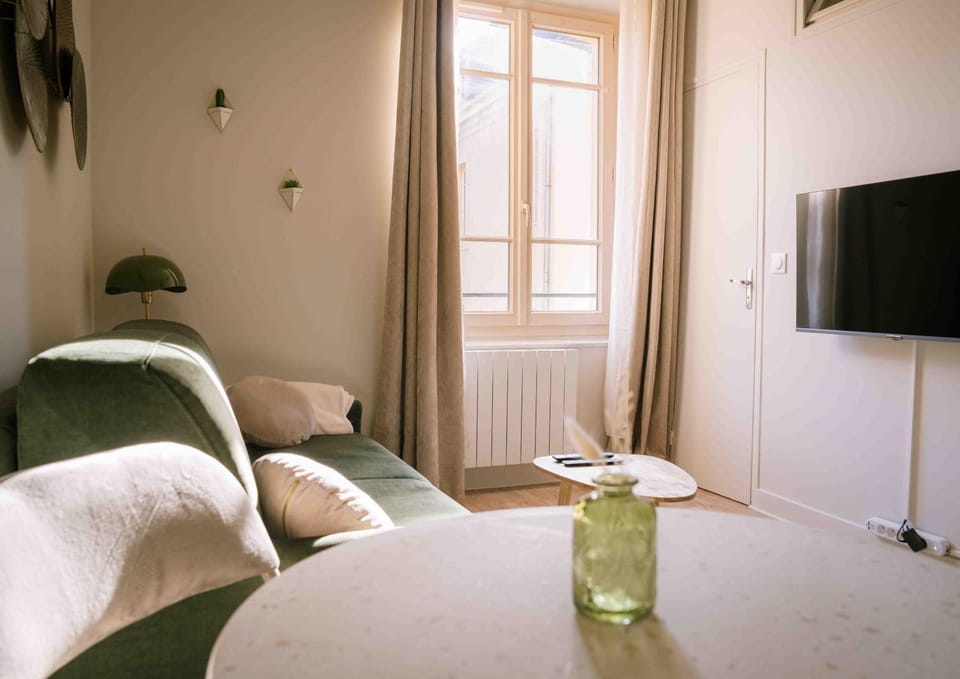 Communal lounge/ TV room, Bed, TV and multimedia, Living room, Photo of the whole room, Seating area, Bedroom