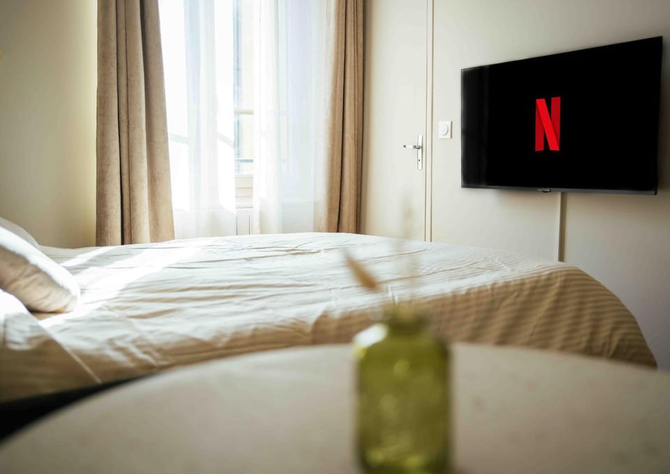 Communal lounge/ TV room, Bed, TV and multimedia, Photo of the whole room, Bedroom