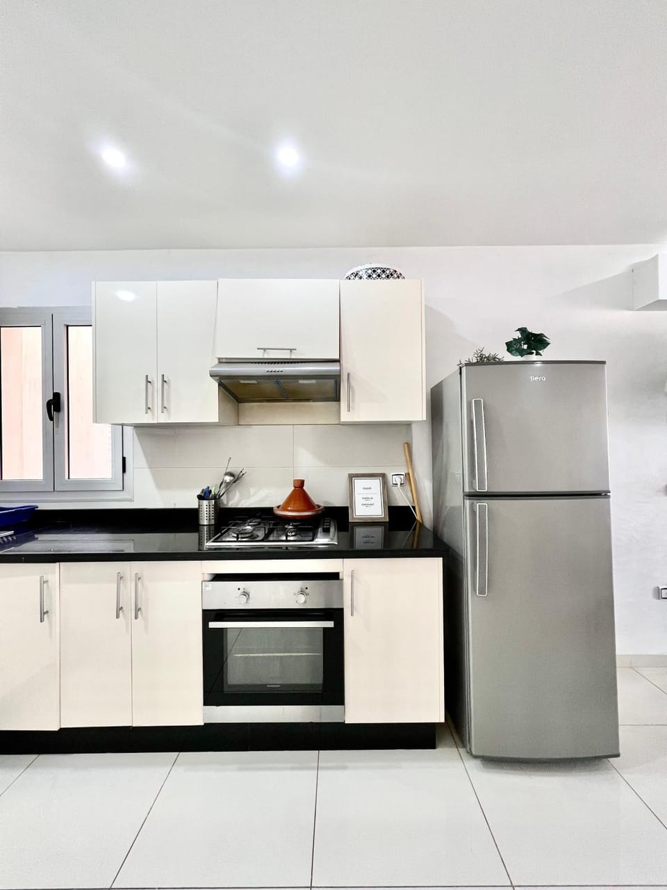 Kitchen or kitchenette, dishwasher, oven
