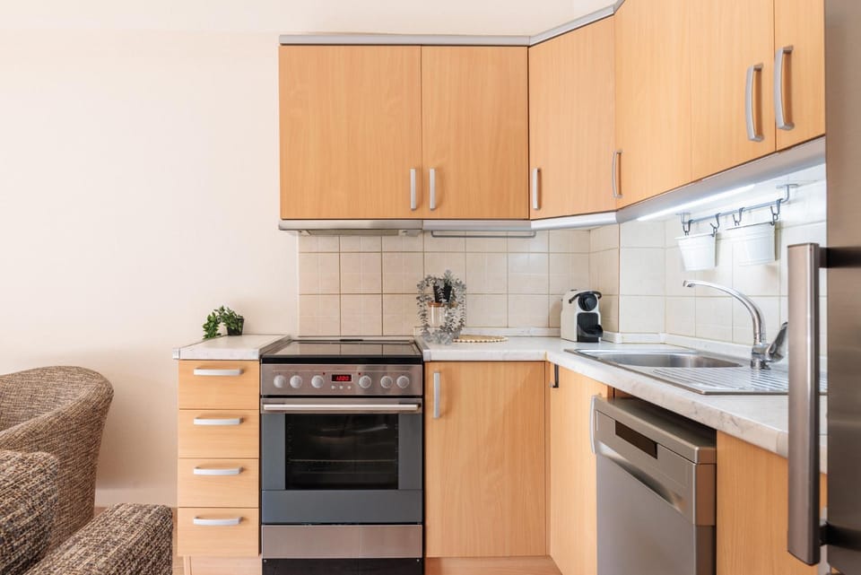 Coffee/tea facilities, Kitchen or kitchenette, oven, stove