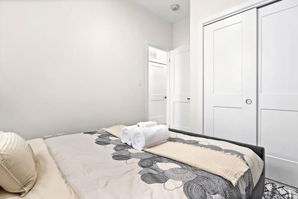 Photo of the whole room, Bedroom, towels