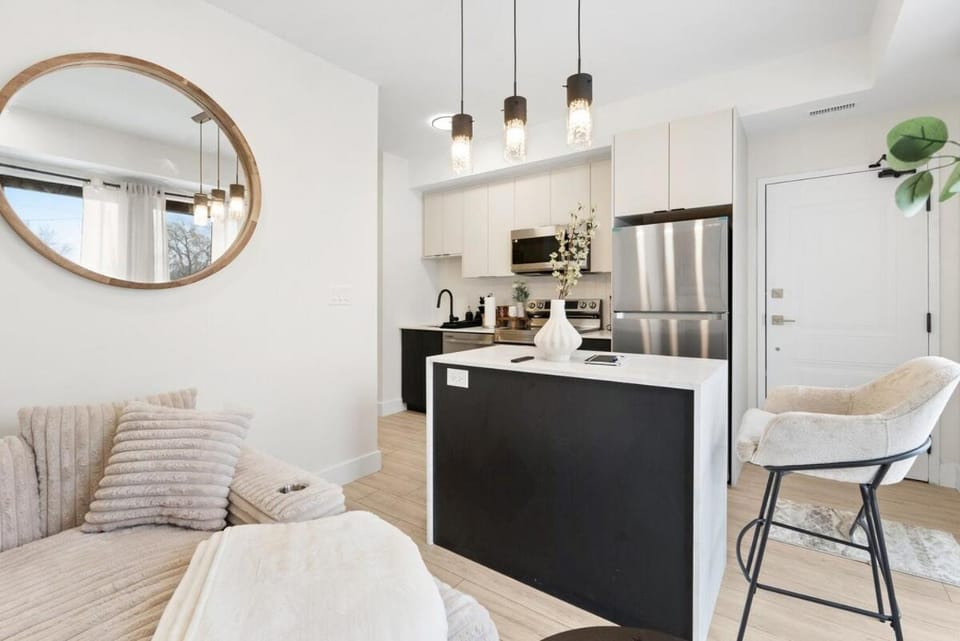 Kitchen or kitchenette, Dining area, oven