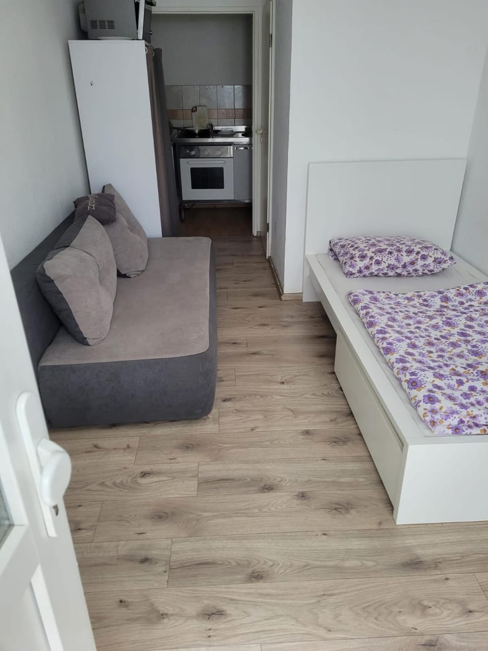 Bed, TV and multimedia, Kitchen or kitchenette, Seating area
