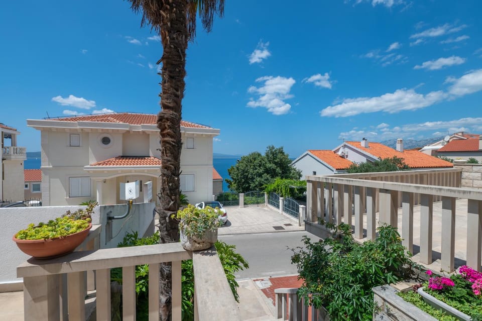 Apartment Vera i Ćiro Novak, sea view and free parking Apartment in Brela