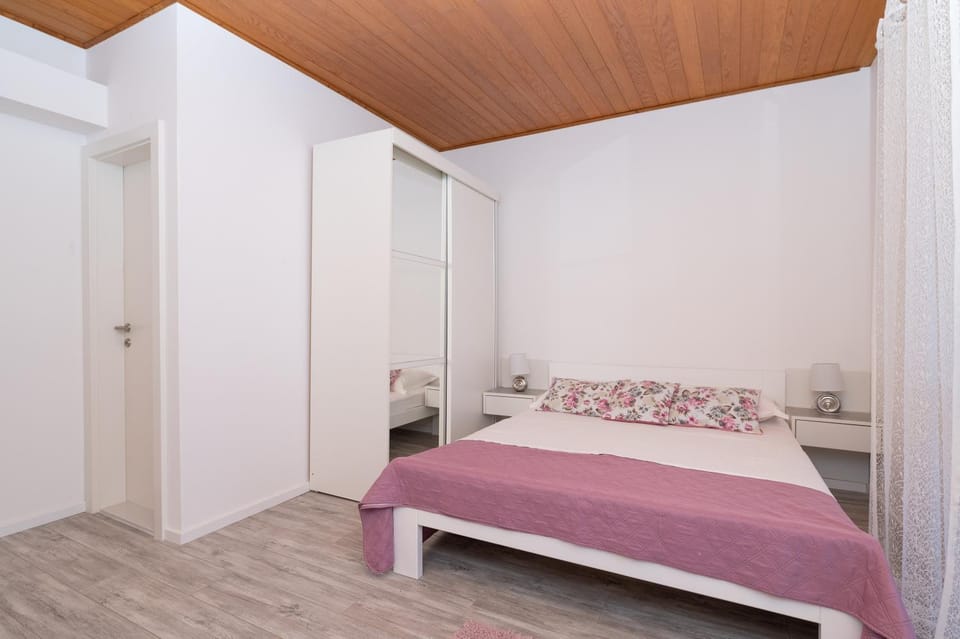 Apartment Vera i Ćiro Novak, sea view and free parking Apartment in Brela
