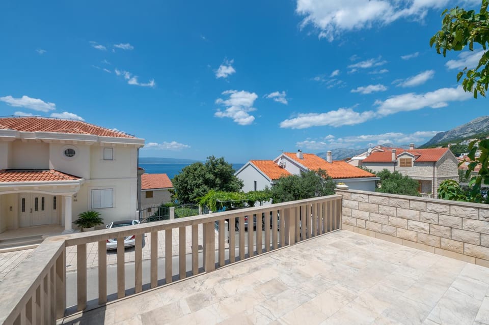 Apartment Vera i Ćiro Novak, sea view and free parking Apartment in Brela