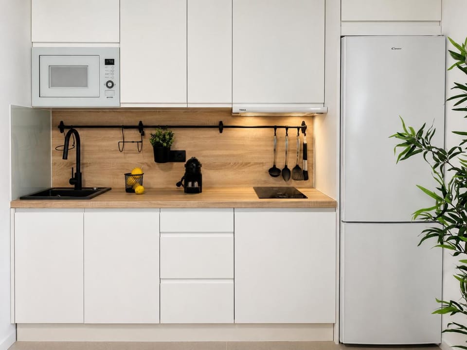 Dining area, microwave, kitchen, air conditioner