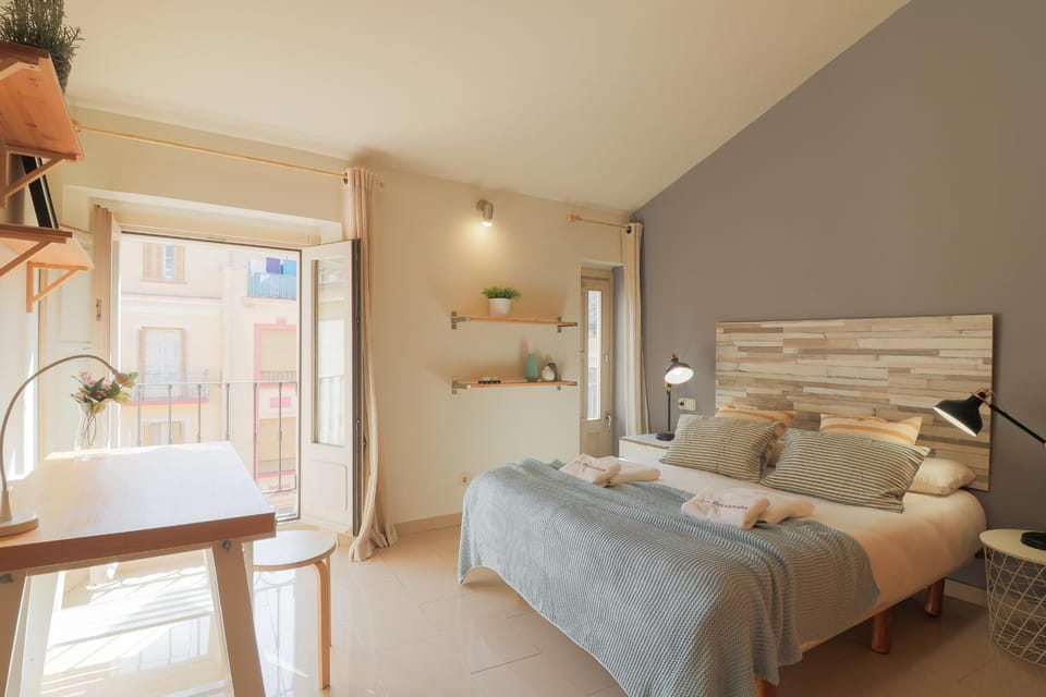 Bed, Photo of the whole room, Seating area, Bedroom
