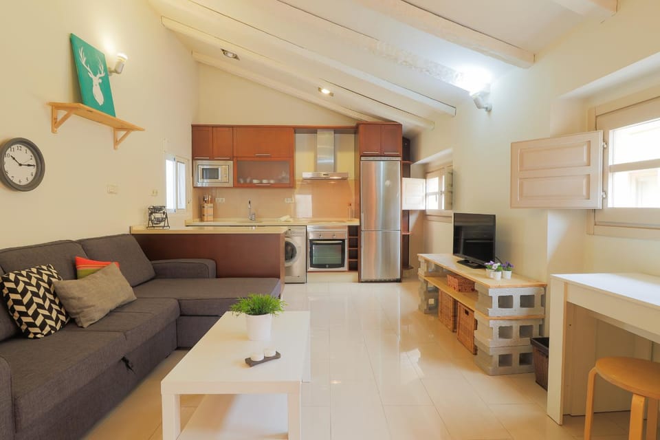 TV and multimedia, Kitchen or kitchenette, Living room, Dining area, oven, stove