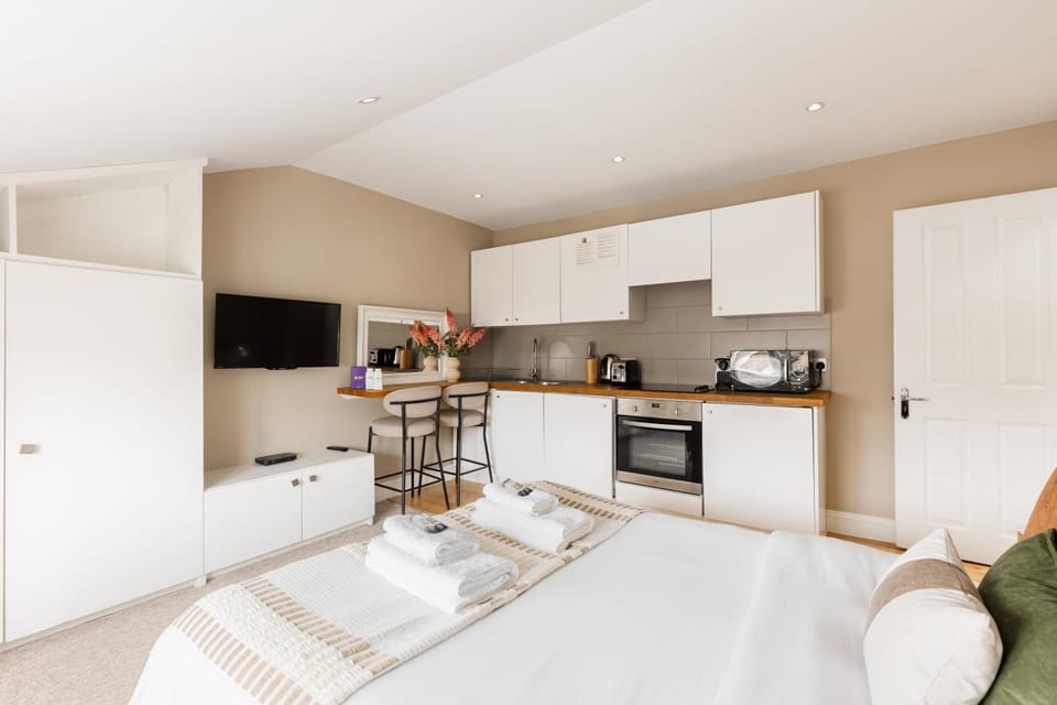 Bed, Kitchen or kitchenette, Dining area