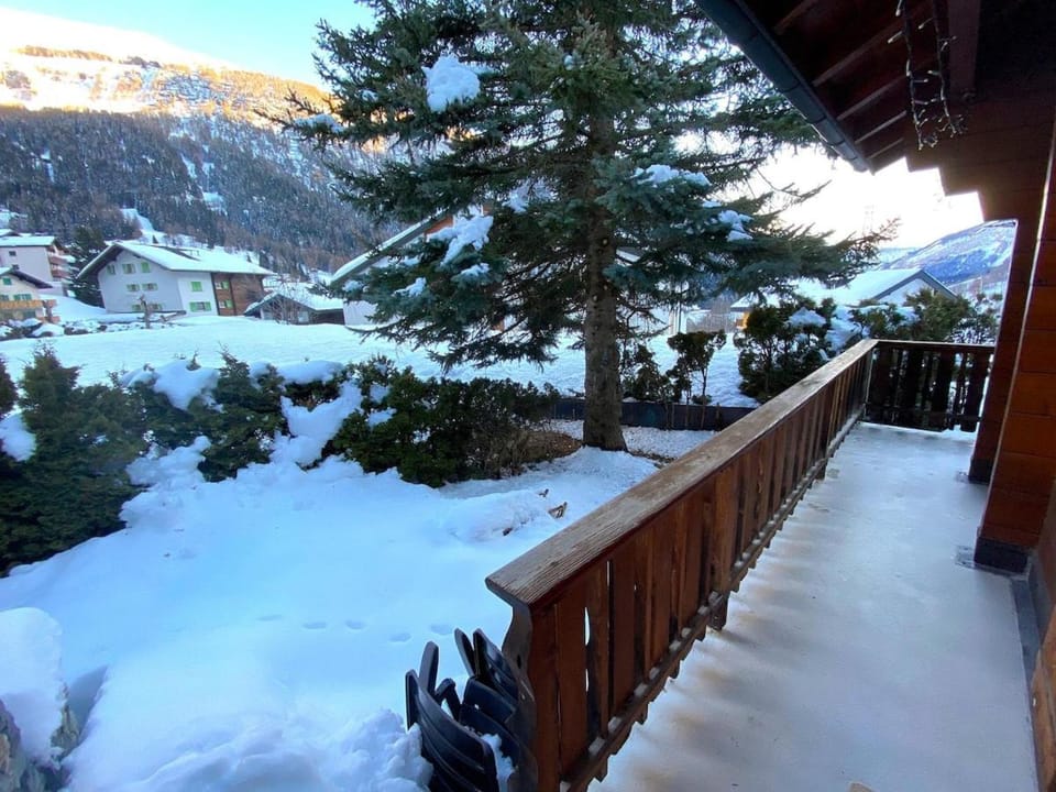 Alis - grosses Chalet, nahe Sportarena und Skilift, bis 9 Personen Apartment in Canton of Valais