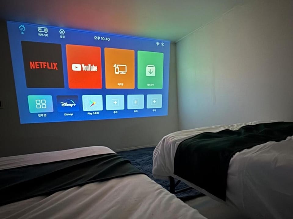 Bed, TV and multimedia, Bedroom