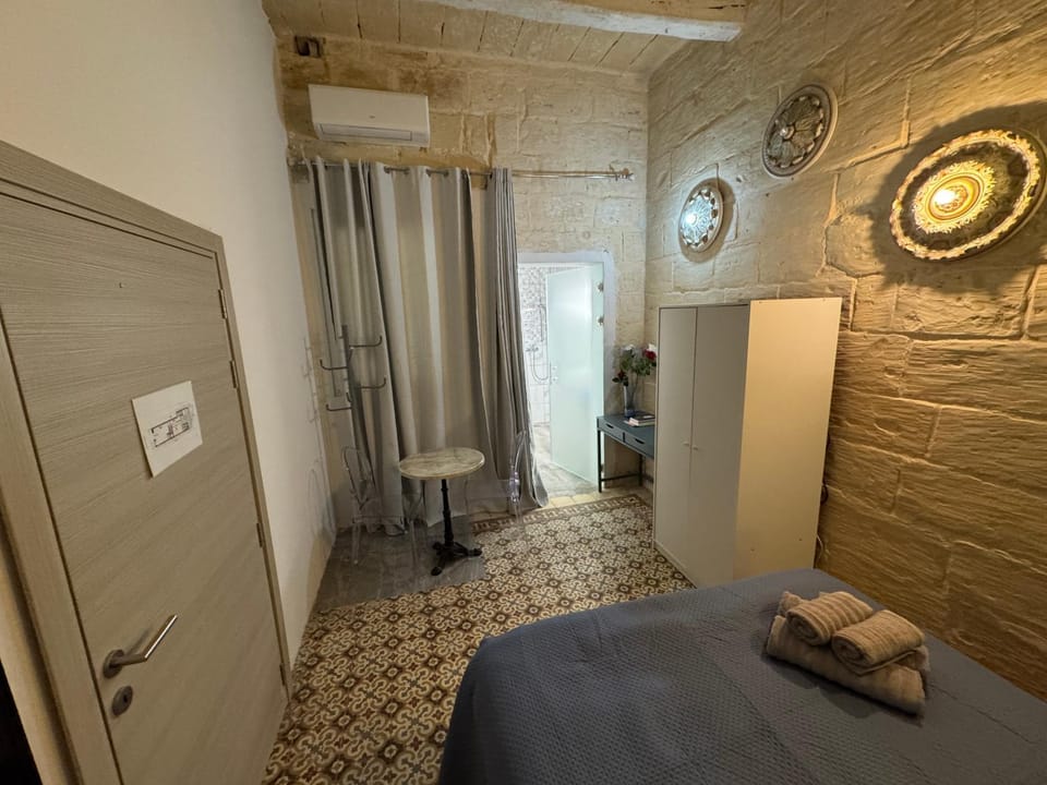 Photo of the whole room, Bedroom, towels