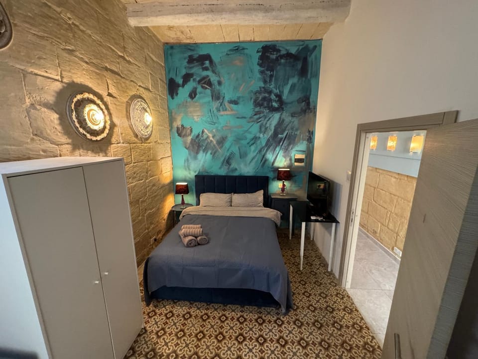 Bed, Bedroom, towels