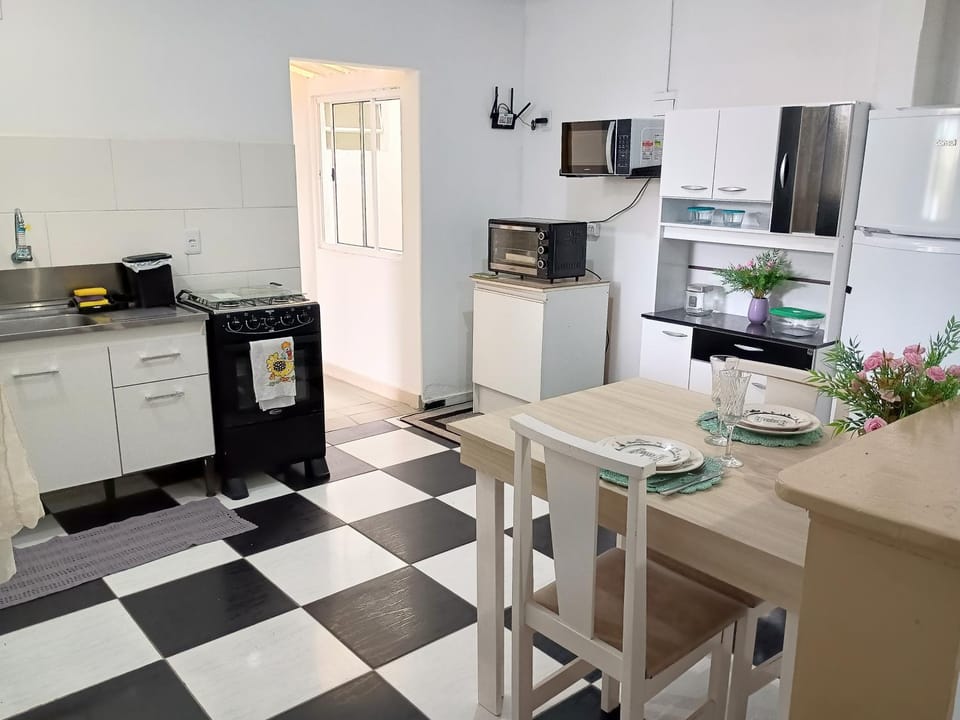 TV and multimedia, Kitchen or kitchenette, Dining area, oven, stove